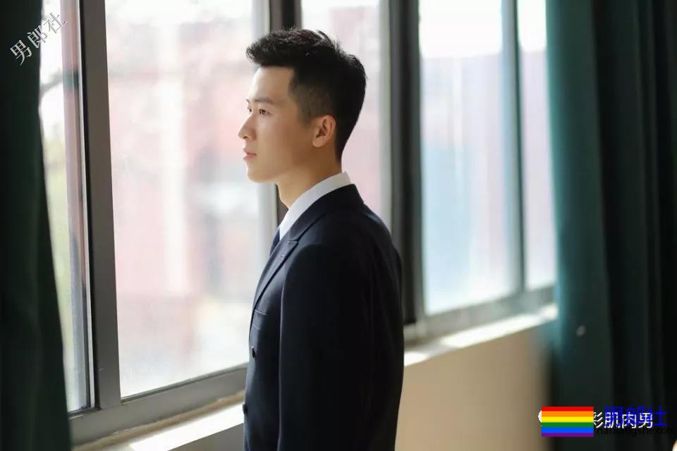 飞行学院正装空少，鼻子挺拔穿上浴袍也没能遮住他的奶胸！-51虹马