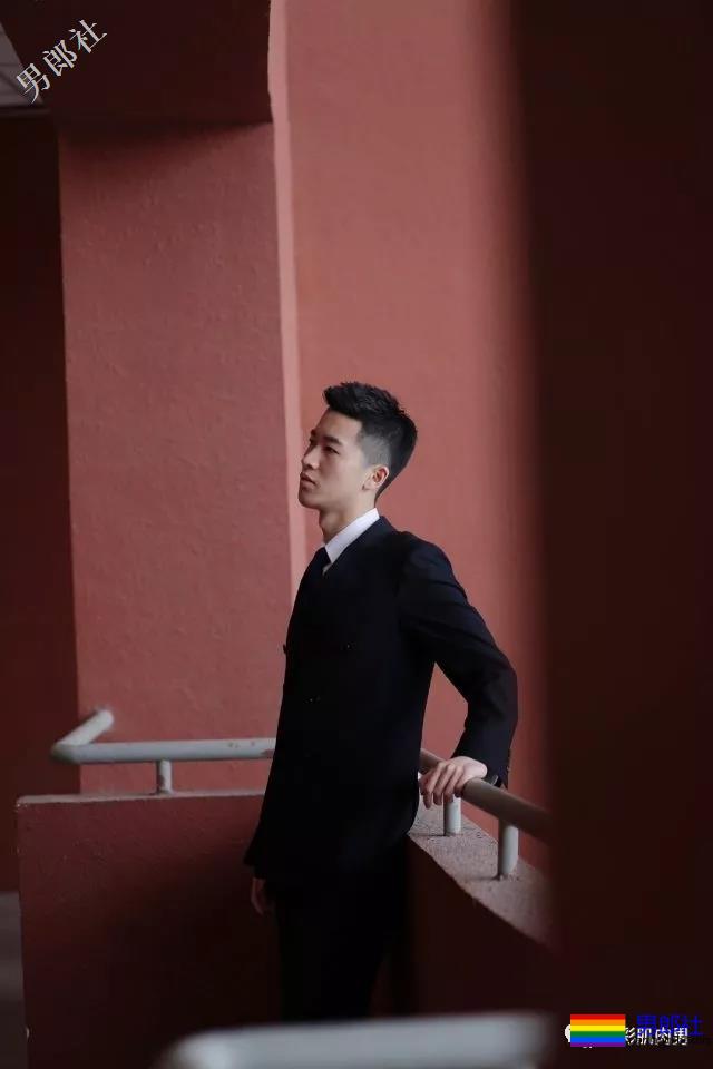 飞行学院正装空少，鼻子挺拔穿上浴袍也没能遮住他的奶胸！ - 51虹马