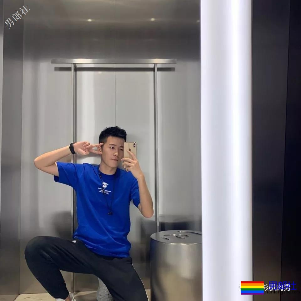 飞行学院正装空少，鼻子挺拔穿上浴袍也没能遮住他的奶胸！ - 51虹马