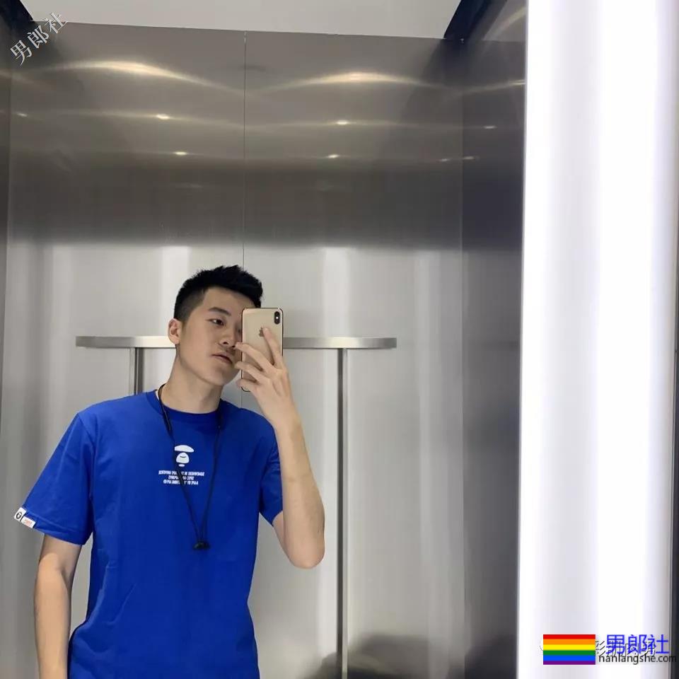 飞行学院正装空少，鼻子挺拔穿上浴袍也没能遮住他的奶胸！ - 51虹马