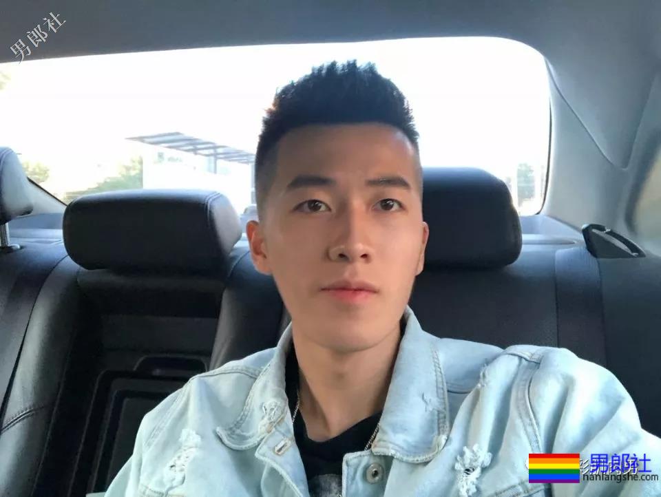 飞行学院正装空少，鼻子挺拔穿上浴袍也没能遮住他的奶胸！ - 51虹马