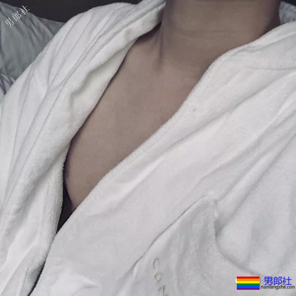 飞行学院正装空少，鼻子挺拔穿上浴袍也没能遮住他的奶胸！ - 51虹马