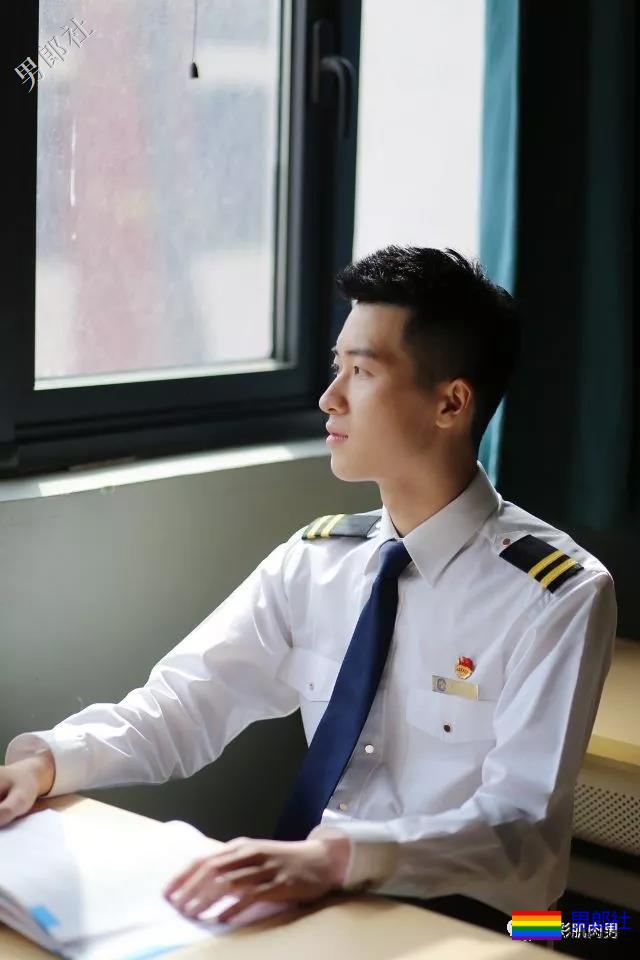 飞行学院正装空少，鼻子挺拔穿上浴袍也没能遮住他的奶胸！ - 51虹马