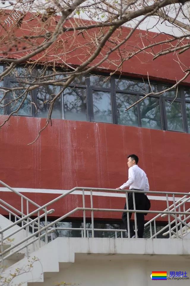 飞行学院正装空少，鼻子挺拔穿上浴袍也没能遮住他的奶胸！ - 51虹马