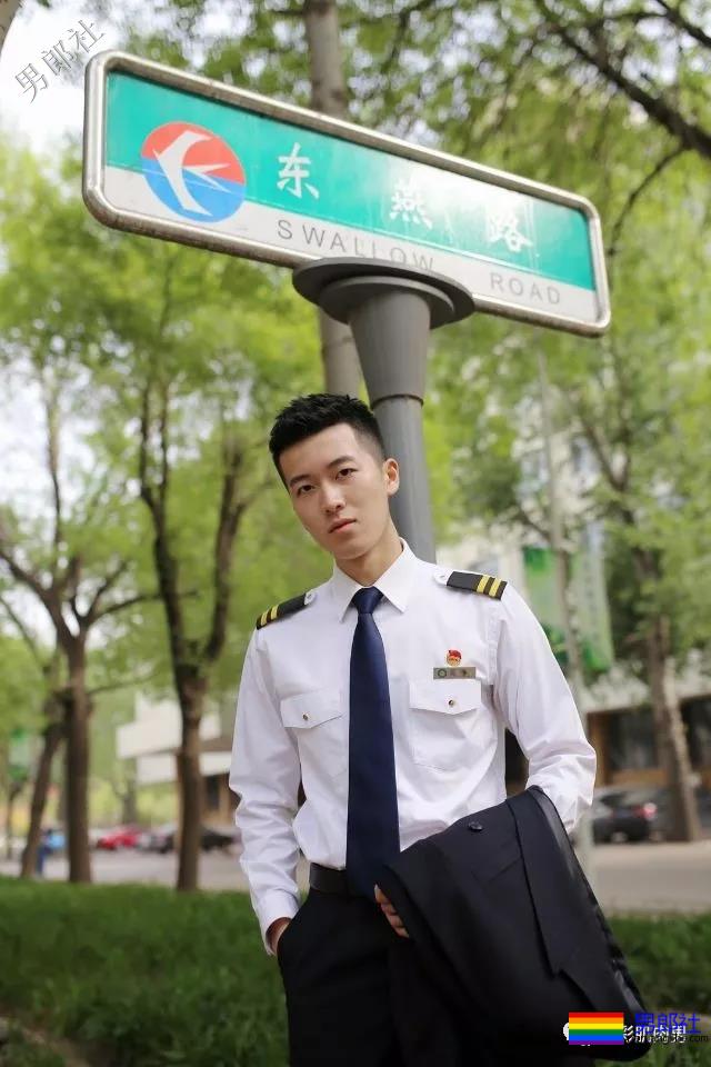 飞行学院正装空少，鼻子挺拔穿上浴袍也没能遮住他的奶胸！ - 51虹马