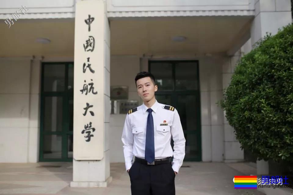 飞行学院正装空少，鼻子挺拔穿上浴袍也没能遮住他的奶胸！ - 51虹马