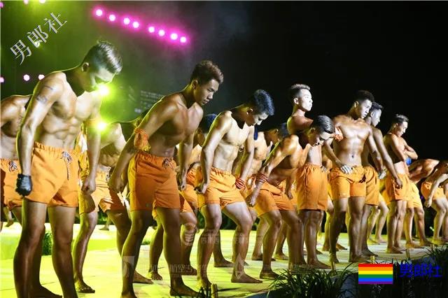 西南航空学院男生集体脱衣表演视频，传疯了 - 51虹马