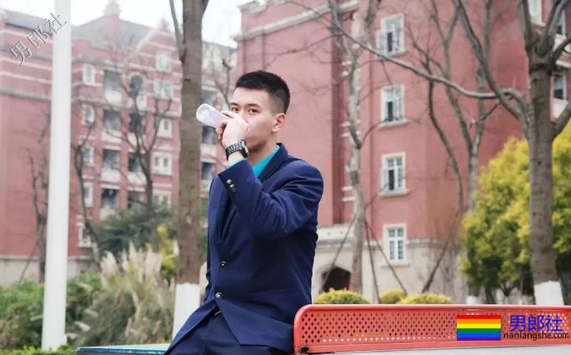 西南航空学院男生集体脱衣表演视频，传疯了 - 51虹马