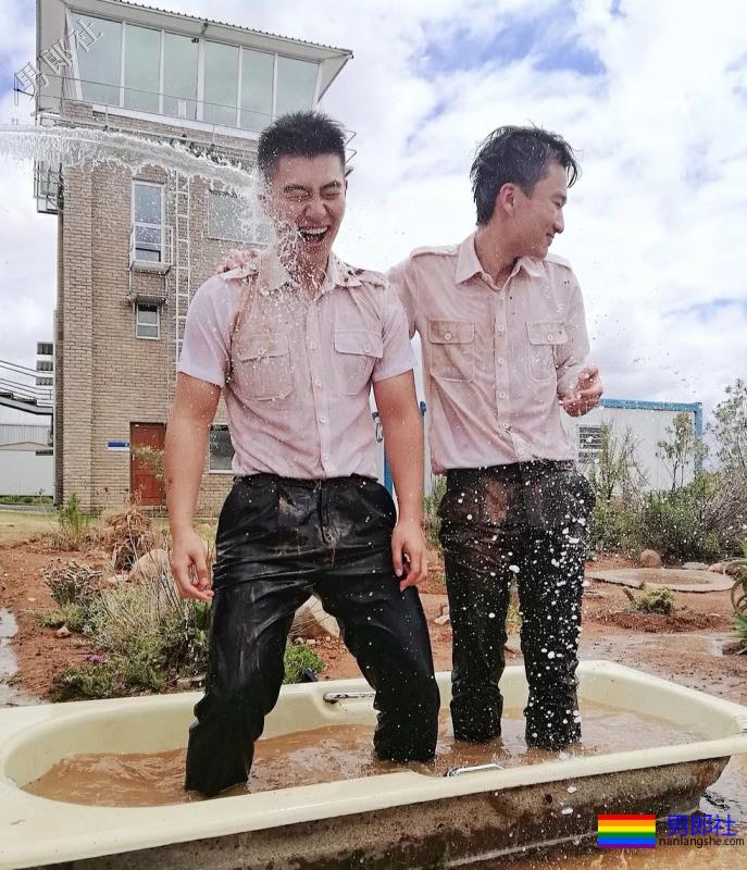 西南航空学院男生集体脱衣表演视频，传疯了 - 51虹马