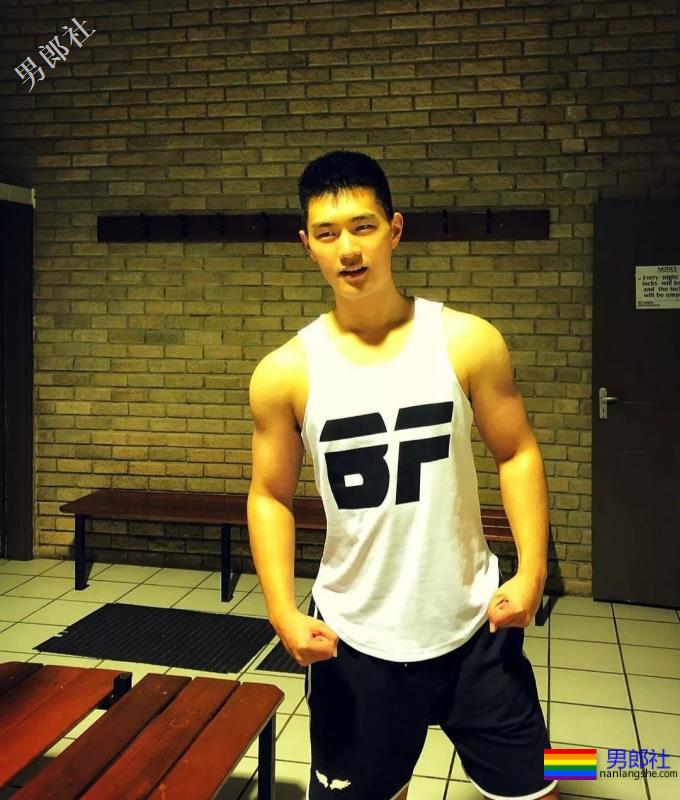 西南航空学院男生集体脱衣表演视频，传疯了 - 51虹马