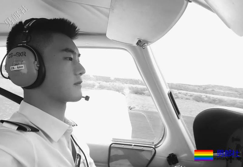 西南航空学院男生集体脱衣表演视频，传疯了 - 51虹马