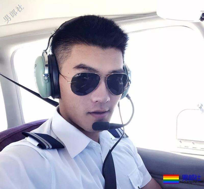 西南航空学院男生集体脱衣表演视频，传疯了 - 51虹马