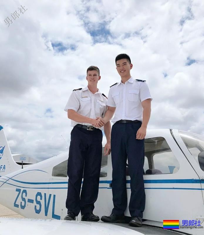 西南航空学院男生集体脱衣表演视频，传疯了 - 51虹马