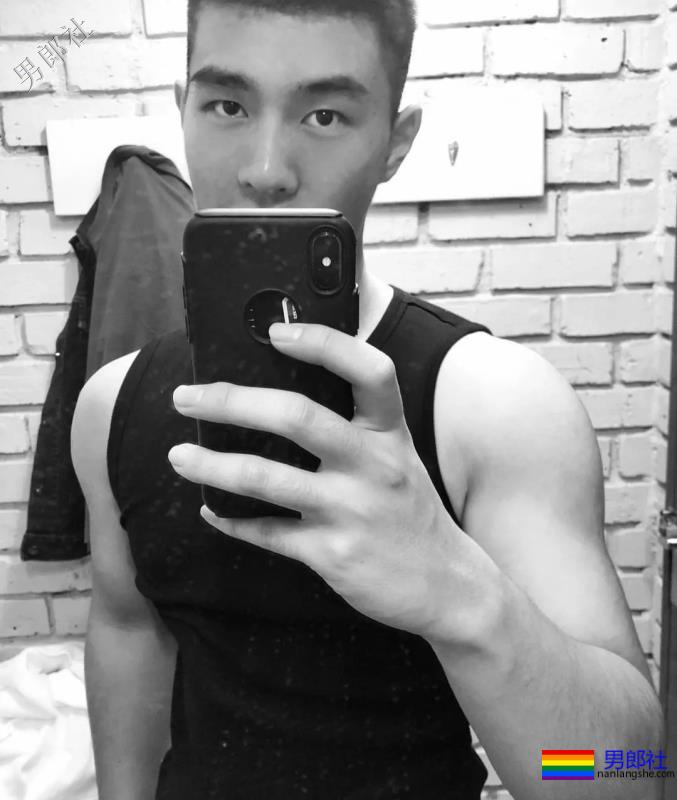 西南航空学院男生集体脱衣表演视频，传疯了 - 51虹马