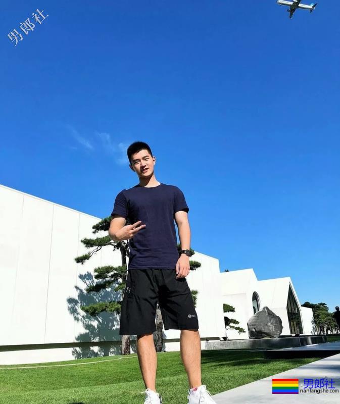 西南航空学院男生集体脱衣表演视频，传疯了 - 51虹马