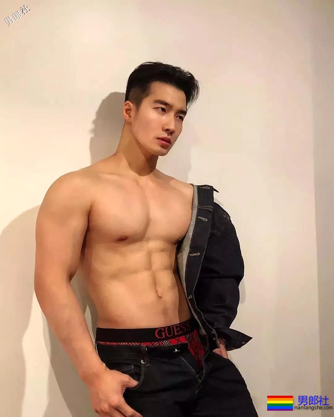 187大鼻子天菜男模，运动型筋肉身材被摄影师拍成这样？ - 51虹马