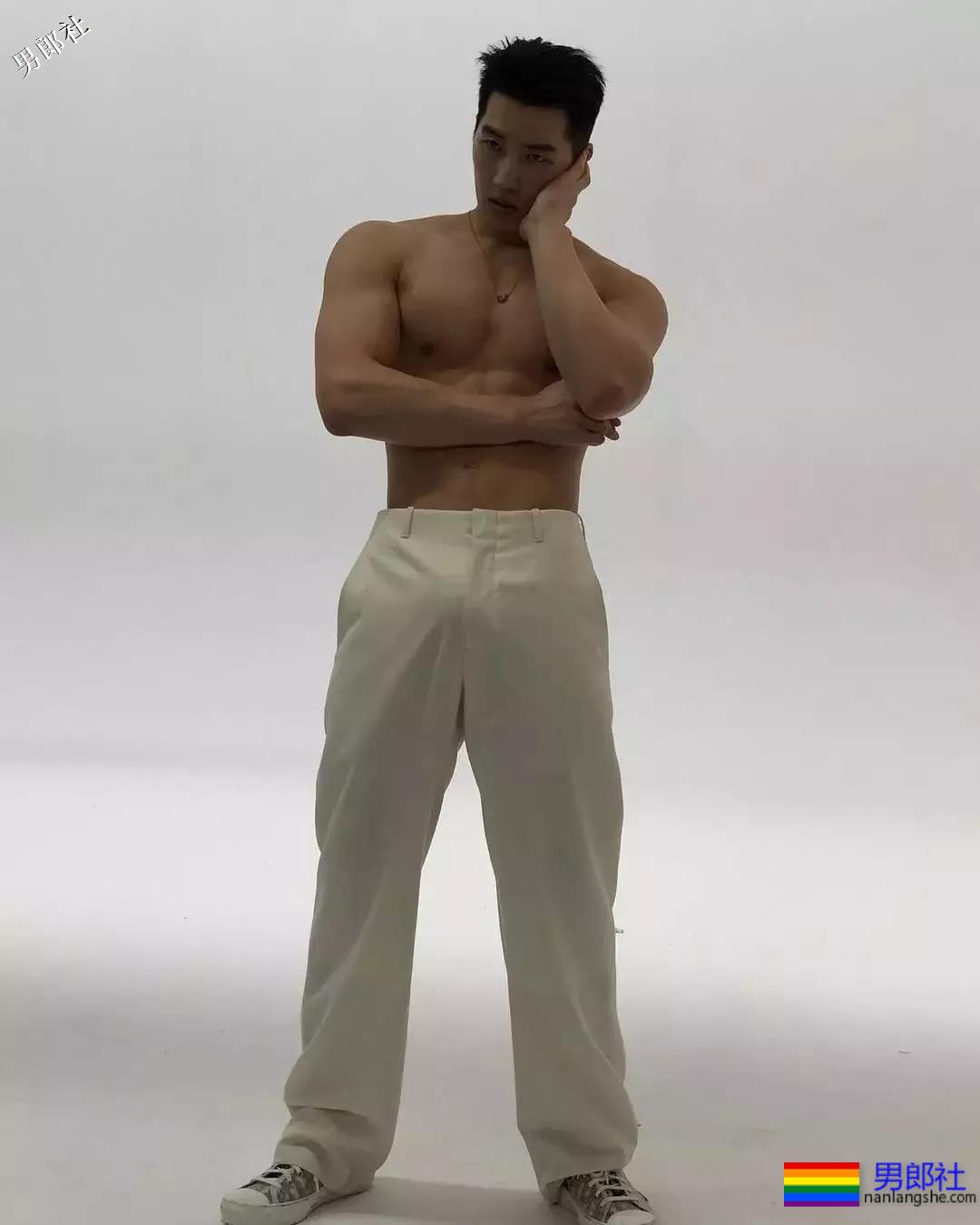 187大鼻子天菜男模，运动型筋肉身材被摄影师拍成这样？ - 51虹马