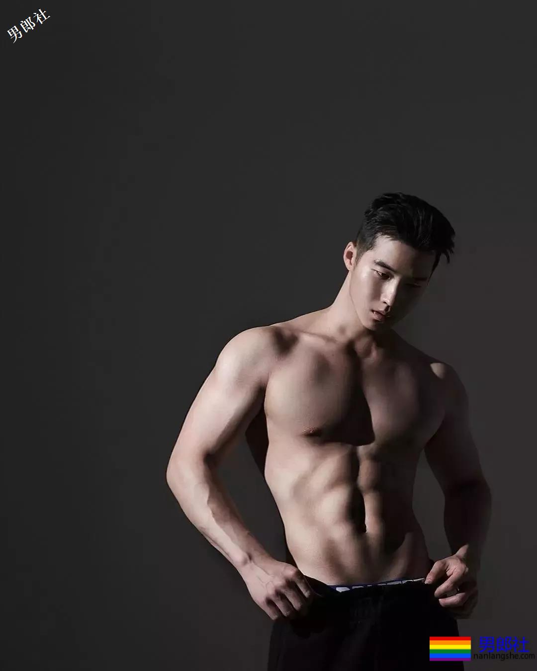 187大鼻子天菜男模，运动型筋肉身材被摄影师拍成这样？ - 51虹马