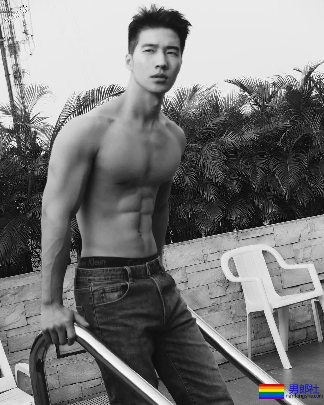 187大鼻子天菜男模，运动型筋肉身材被摄影师拍成这样？ - 51虹马