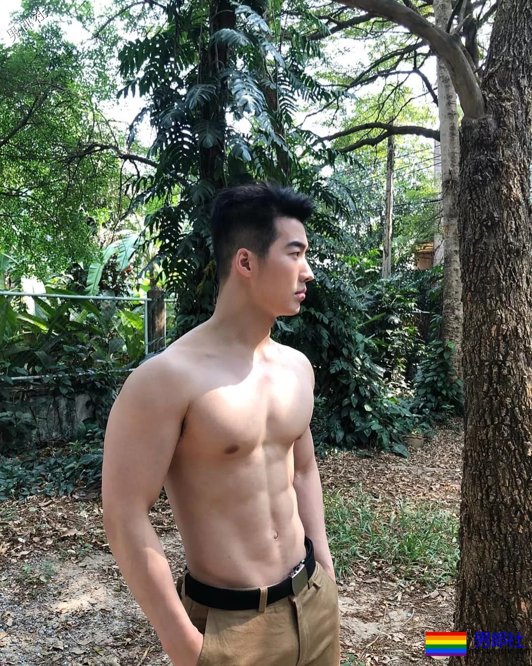 187大鼻子天菜男模，运动型筋肉身材被摄影师拍成这样？ - 51虹马