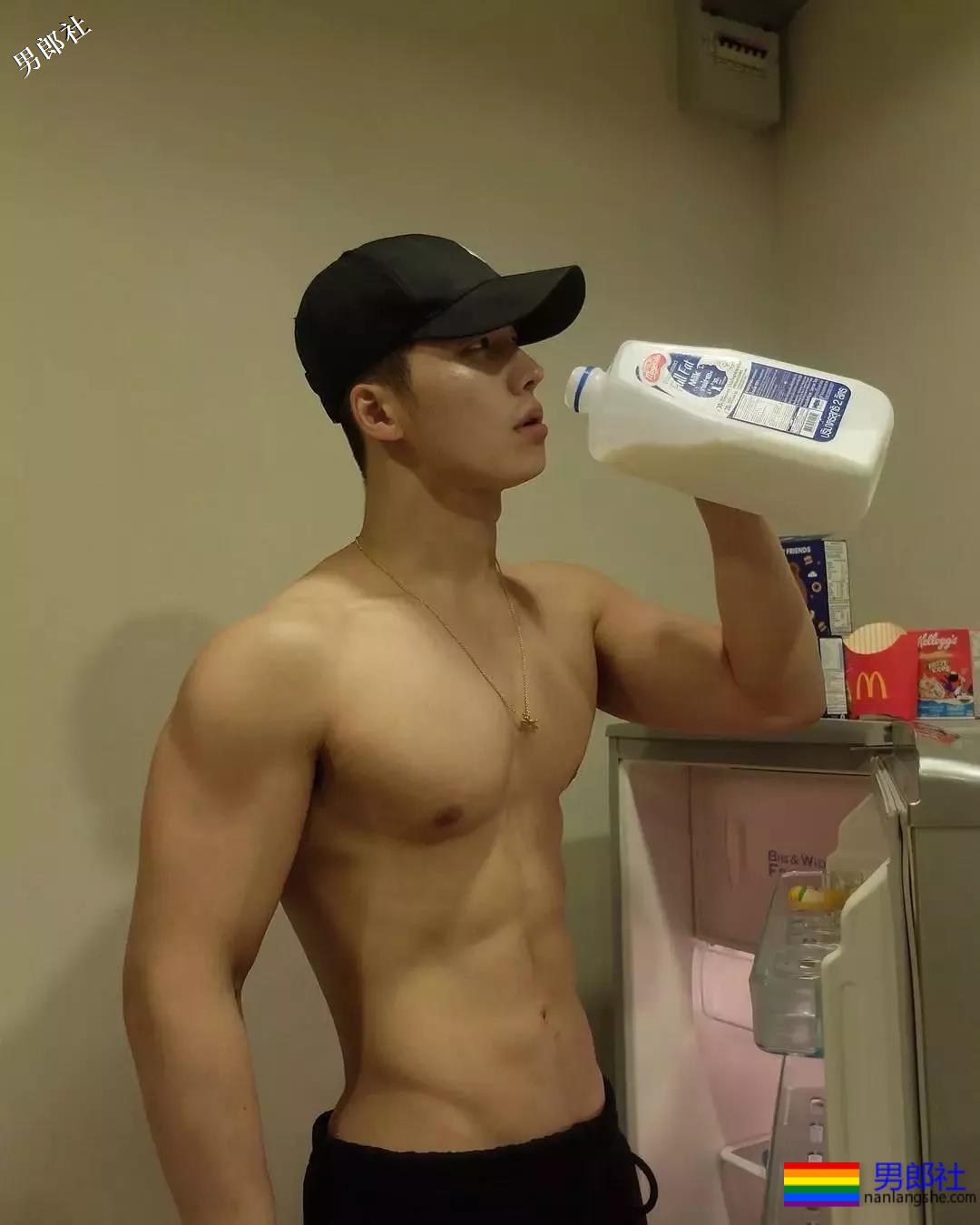 187大鼻子天菜男模，运动型筋肉身材被摄影师拍成这样？ - 51虹马