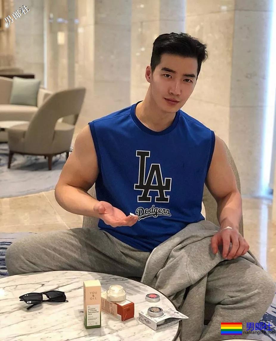 187大鼻子天菜男模，运动型筋肉身材被摄影师拍成这样？ - 51虹马