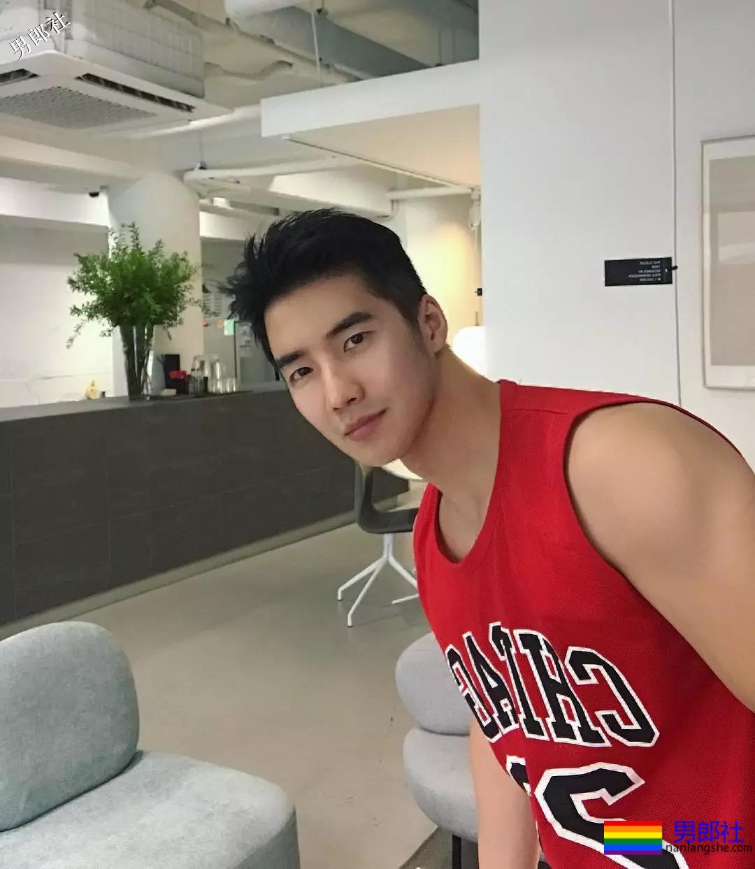 187大鼻子天菜男模，运动型筋肉身材被摄影师拍成这样？ - 51虹马