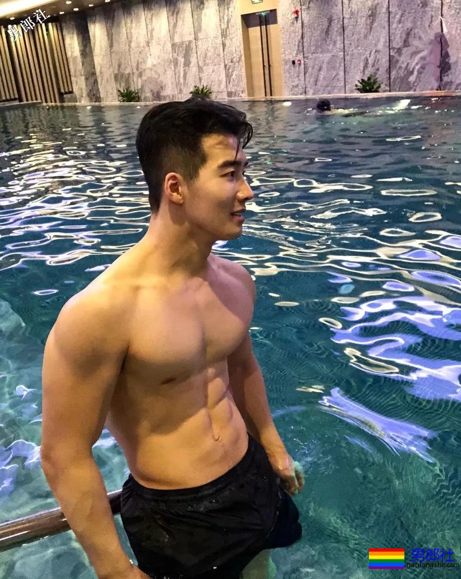 187大鼻子天菜男模，运动型筋肉身材被摄影师拍成这样？ - 51虹马