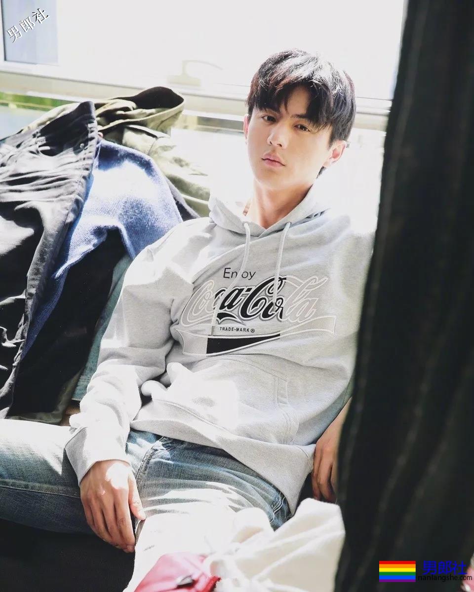 189大长腿男模男女通吃，俊朗少年气太鲜嫩，这颜值我给满分！ - 51虹马