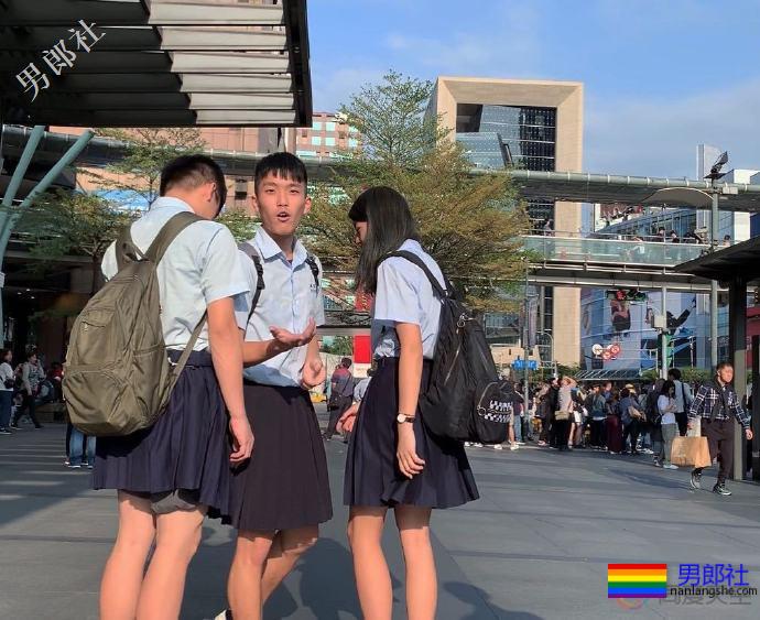高中男生们穿裙上学 - 51虹马