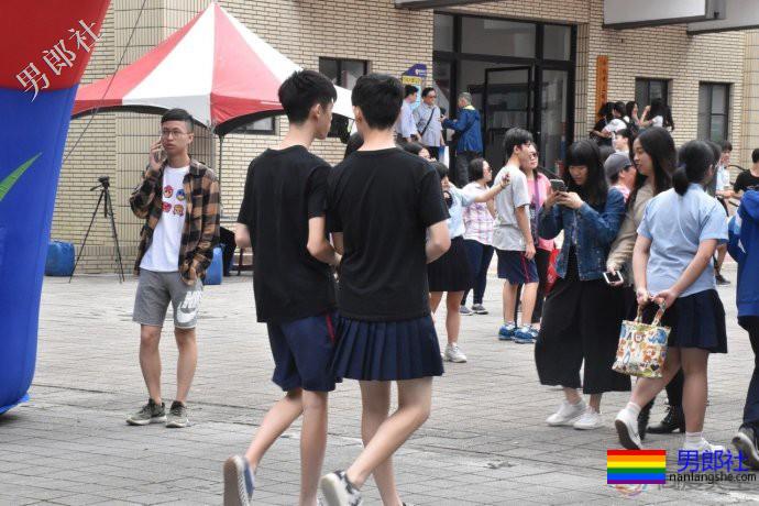 高中男生们穿裙上学 - 51虹马