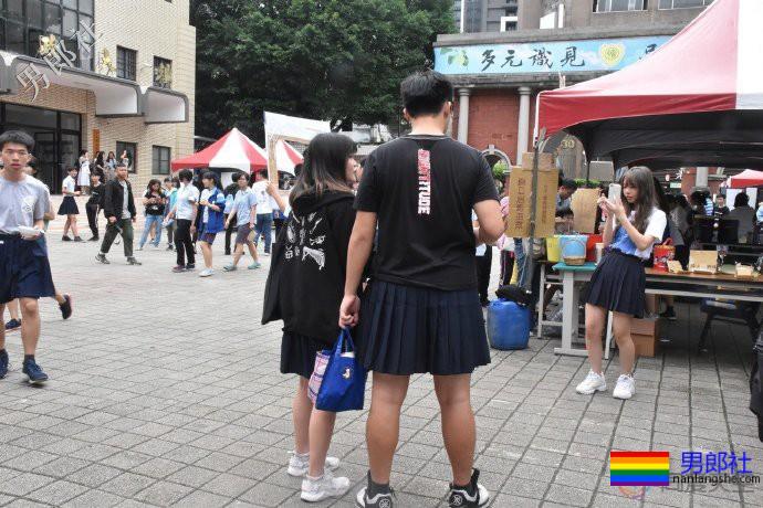 高中男生们穿裙上学 - 51虹马