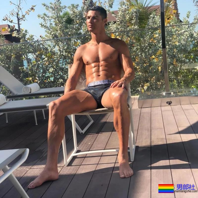 他的裤裆，快被摸秃了... - 51虹马