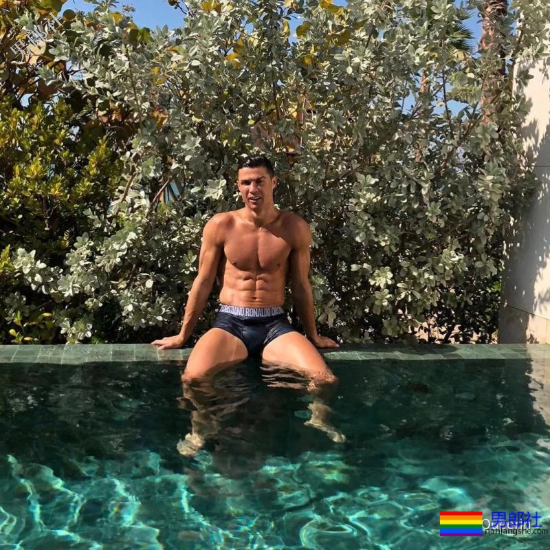 他的裤裆，快被摸秃了... - 51虹马