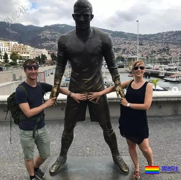 他的裤裆，快被摸秃了... - 51虹马