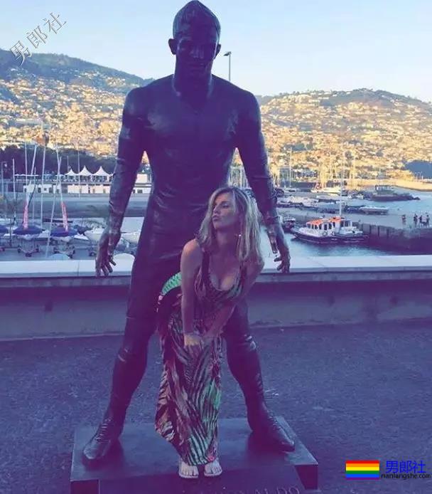 他的裤裆，快被摸秃了... - 51虹马