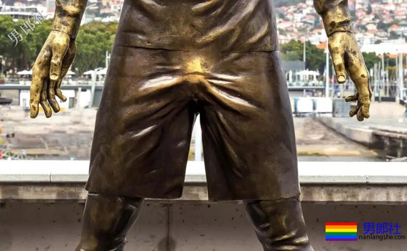 他的裤裆，快被摸秃了... - 51虹马