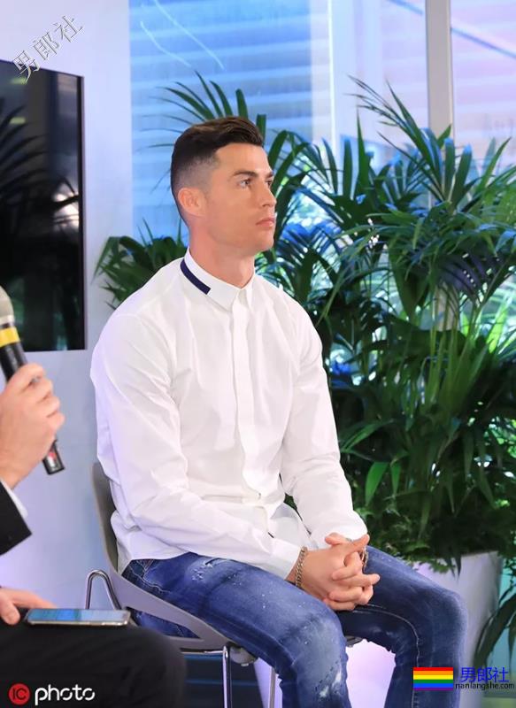 他的裤裆，快被摸秃了... - 51虹马