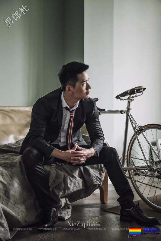 肌肉寸头小狼狗穿内裤玩自拍，网红男模曾多次献身“奔·放”写真！-51虹马