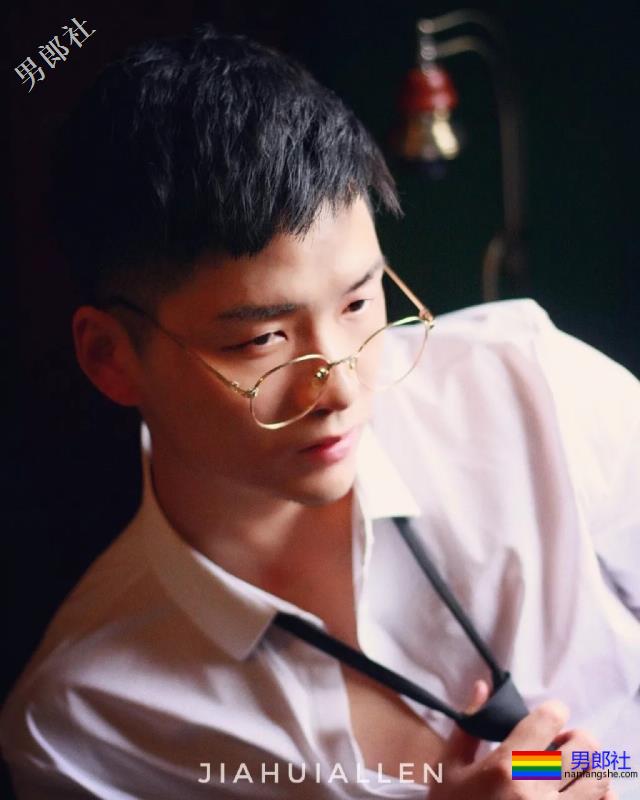 肌肉寸头小狼狗穿内裤玩自拍，网红男模曾多次献身“奔·放”写真！ - 51虹马