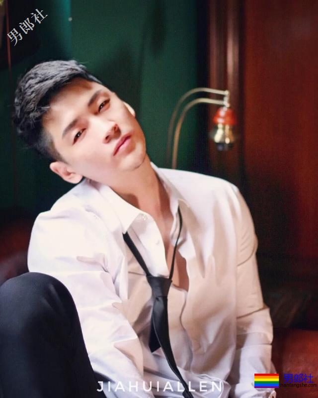 肌肉寸头小狼狗穿内裤玩自拍，网红男模曾多次献身“奔·放”写真！ - 51虹马