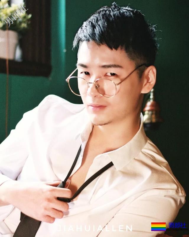 肌肉寸头小狼狗穿内裤玩自拍，网红男模曾多次献身“奔·放”写真！ - 51虹马