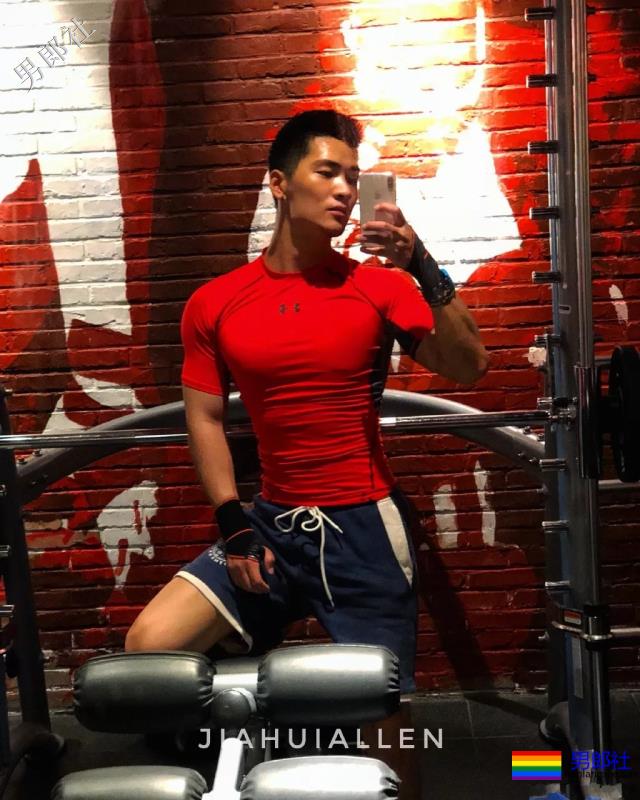 肌肉寸头小狼狗穿内裤玩自拍，网红男模曾多次献身“奔·放”写真！ - 51虹马