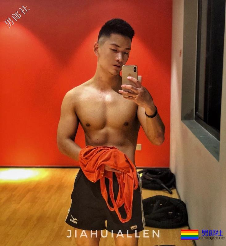 肌肉寸头小狼狗穿内裤玩自拍，网红男模曾多次献身“奔·放”写真！ - 51虹马