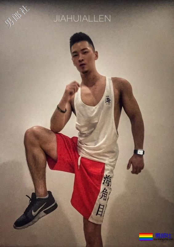 肌肉寸头小狼狗穿内裤玩自拍，网红男模曾多次献身“奔·放”写真！ - 51虹马