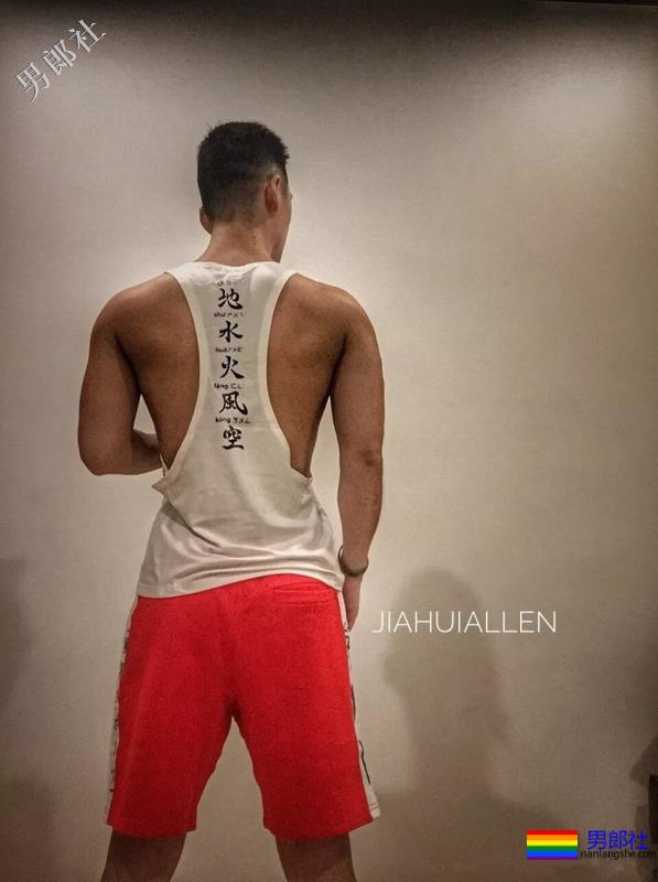 肌肉寸头小狼狗穿内裤玩自拍，网红男模曾多次献身“奔·放”写真！ - 51虹马