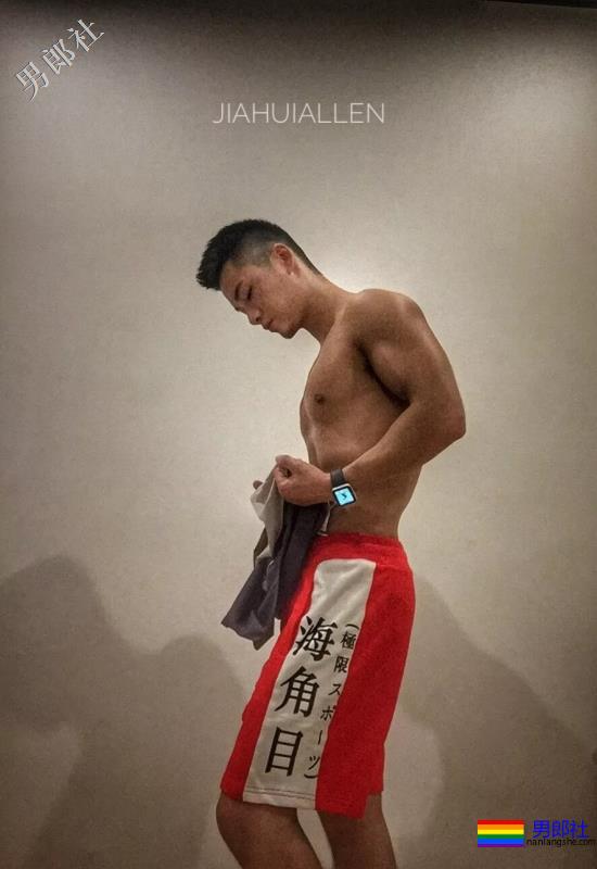 肌肉寸头小狼狗穿内裤玩自拍，网红男模曾多次献身“奔·放”写真！ - 51虹马