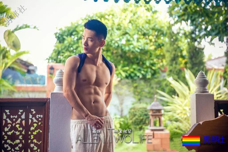 肌肉寸头小狼狗穿内裤玩自拍，网红男模曾多次献身“奔·放”写真！ - 51虹马