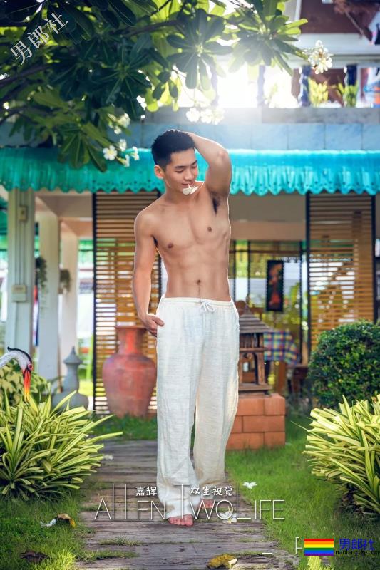 肌肉寸头小狼狗穿内裤玩自拍，网红男模曾多次献身“奔·放”写真！ - 51虹马