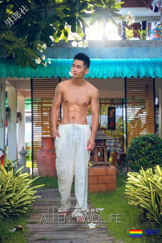 肌肉寸头小狼狗穿内裤玩自拍，网红男模曾多次献身“奔·放”写真！ - 51虹马